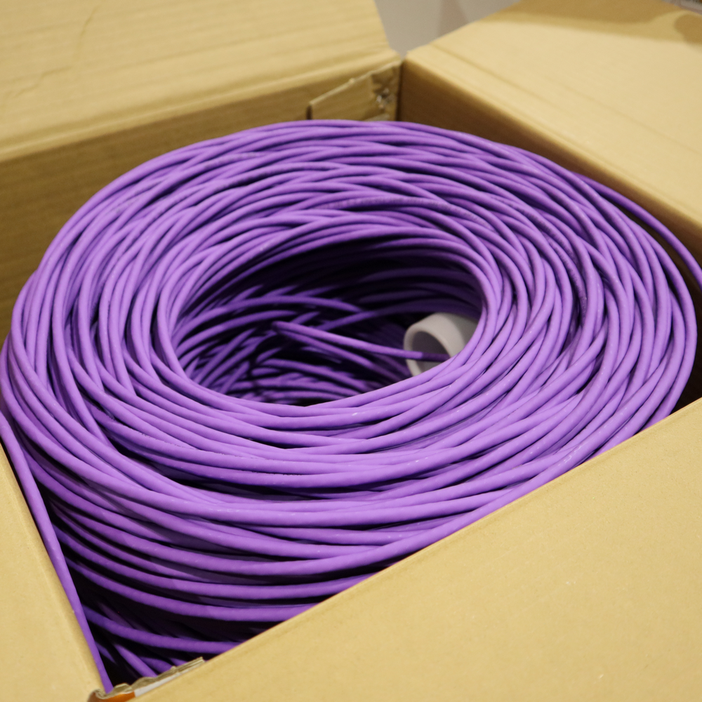 Кабель LANMASTER U/UTP, 4 пары, Кат. 6, с перегородкой, 550Mhz, LSZH, нг(A)-HF, фиолетовый, 305 м__