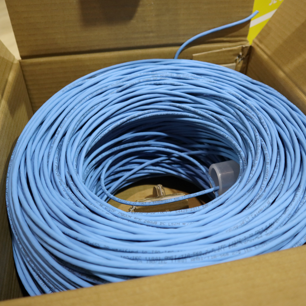 Кабель LANMASTER U/UTP, 4 пары, Кат. 5E, 350 МГц, LSZH, нг(А)-HF, черный, 305 м__