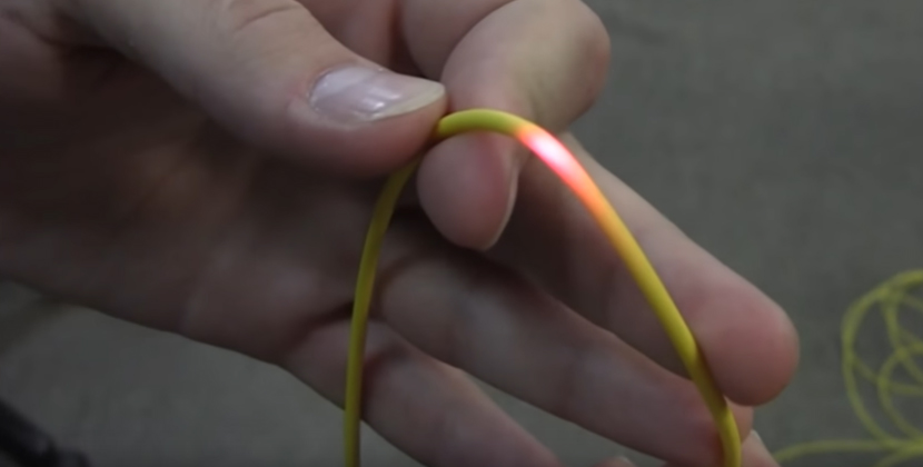 свечение места надлома оптоволокна